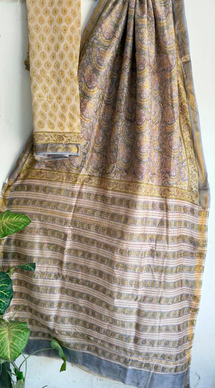 🍁Beautifully Crafted Maheshwari Silk Saree  collection🍁
 Specially Designed in Bagru  jahota rapid dabu hand block print
100% Natural Dye
Fabric : Maheshwari Silk 
Length : 5.5 Meters
Blouse Piece : 0.90 Meter