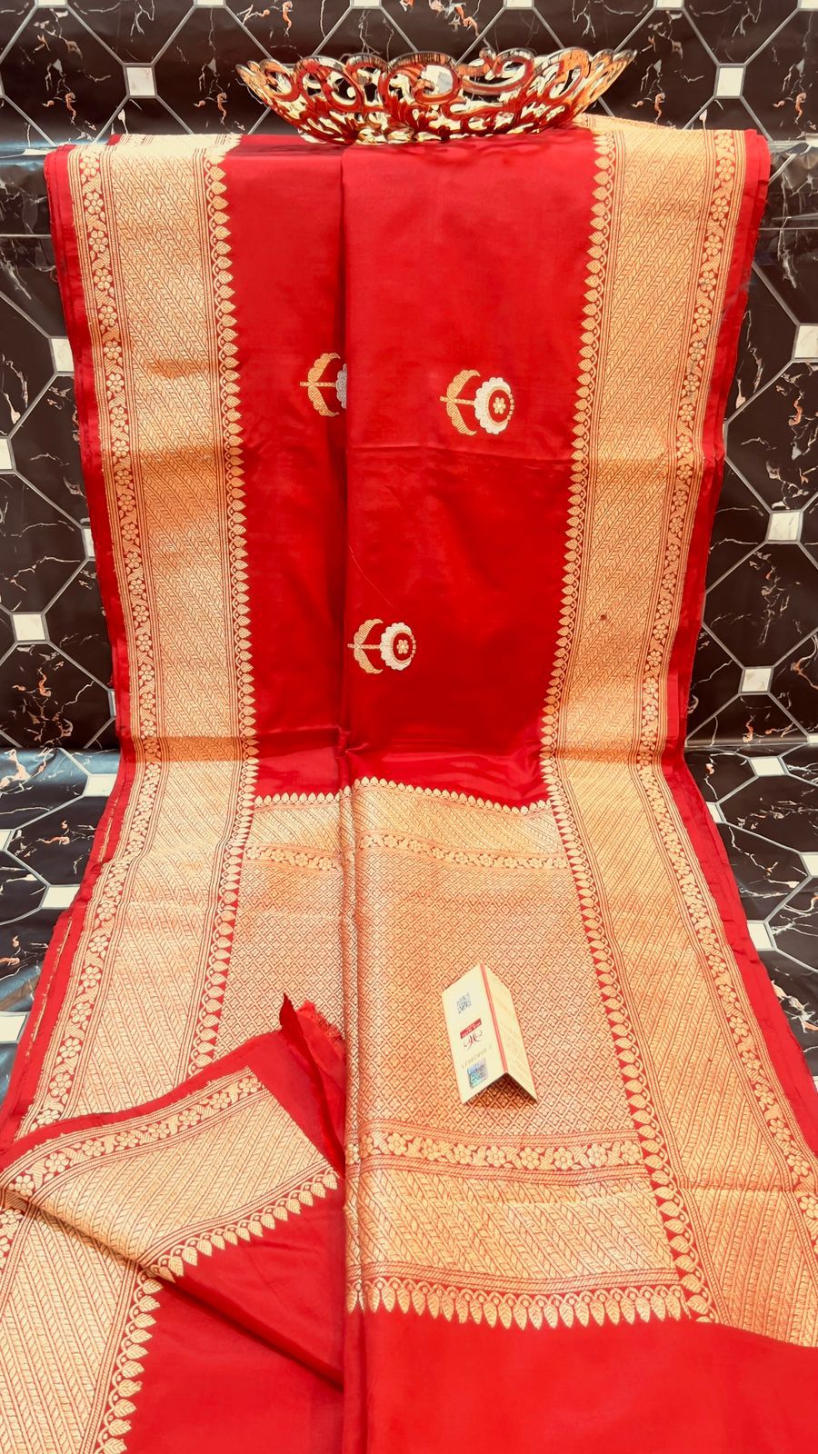 Exclusive Pure Katan Silk Handloom Saree
All-Over Alfi Boota | Kaduwa Border | Pista Zari Work
Rich Pallu | Running Blouse | Silk Mark Certified
Lightweight, Smooth & Soft