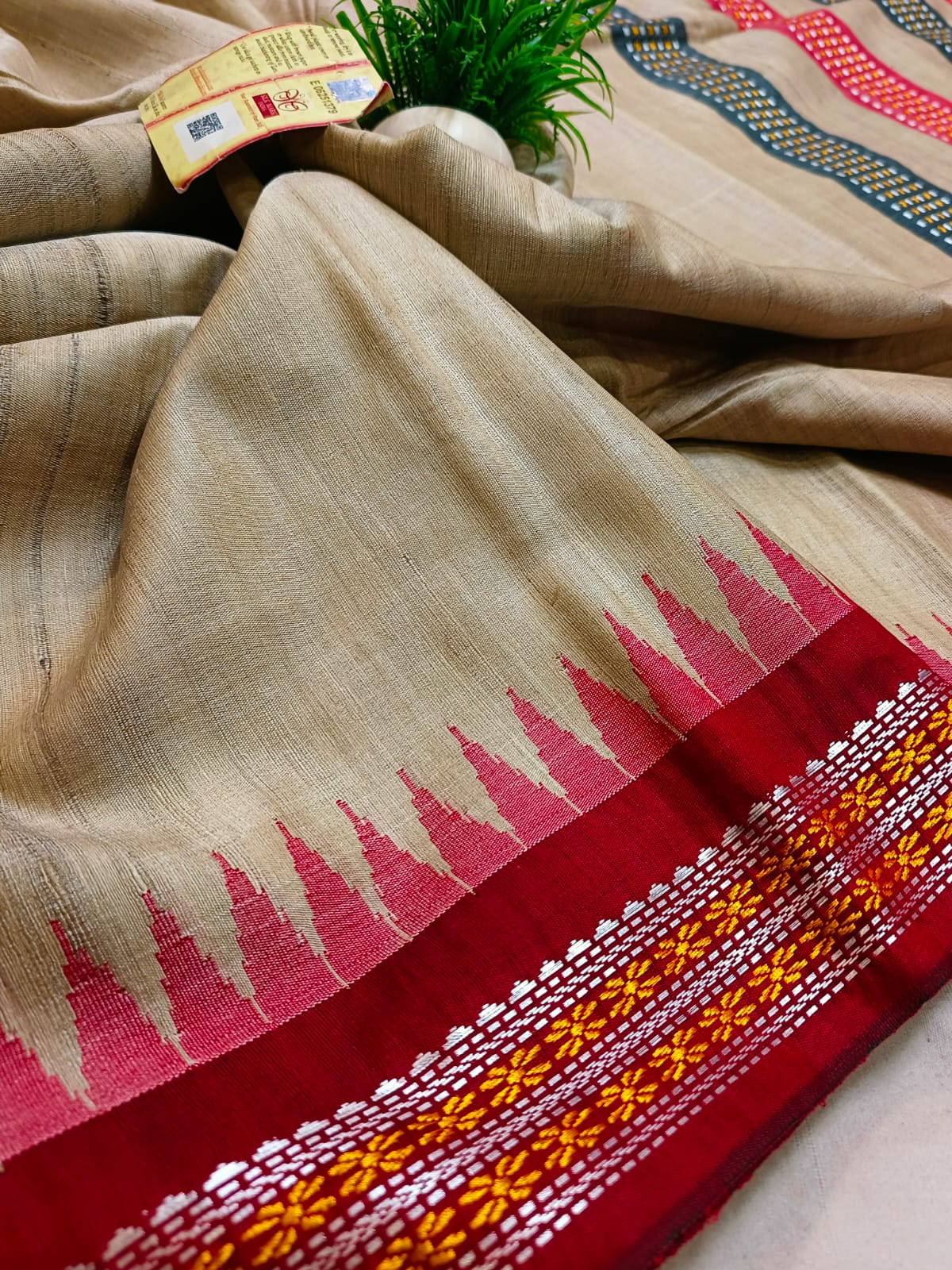 *100% pure tussar handloom vidarbha temple border saree with contrast blouse*
Pure tussar saree
Handloom weaved 
Best quality 