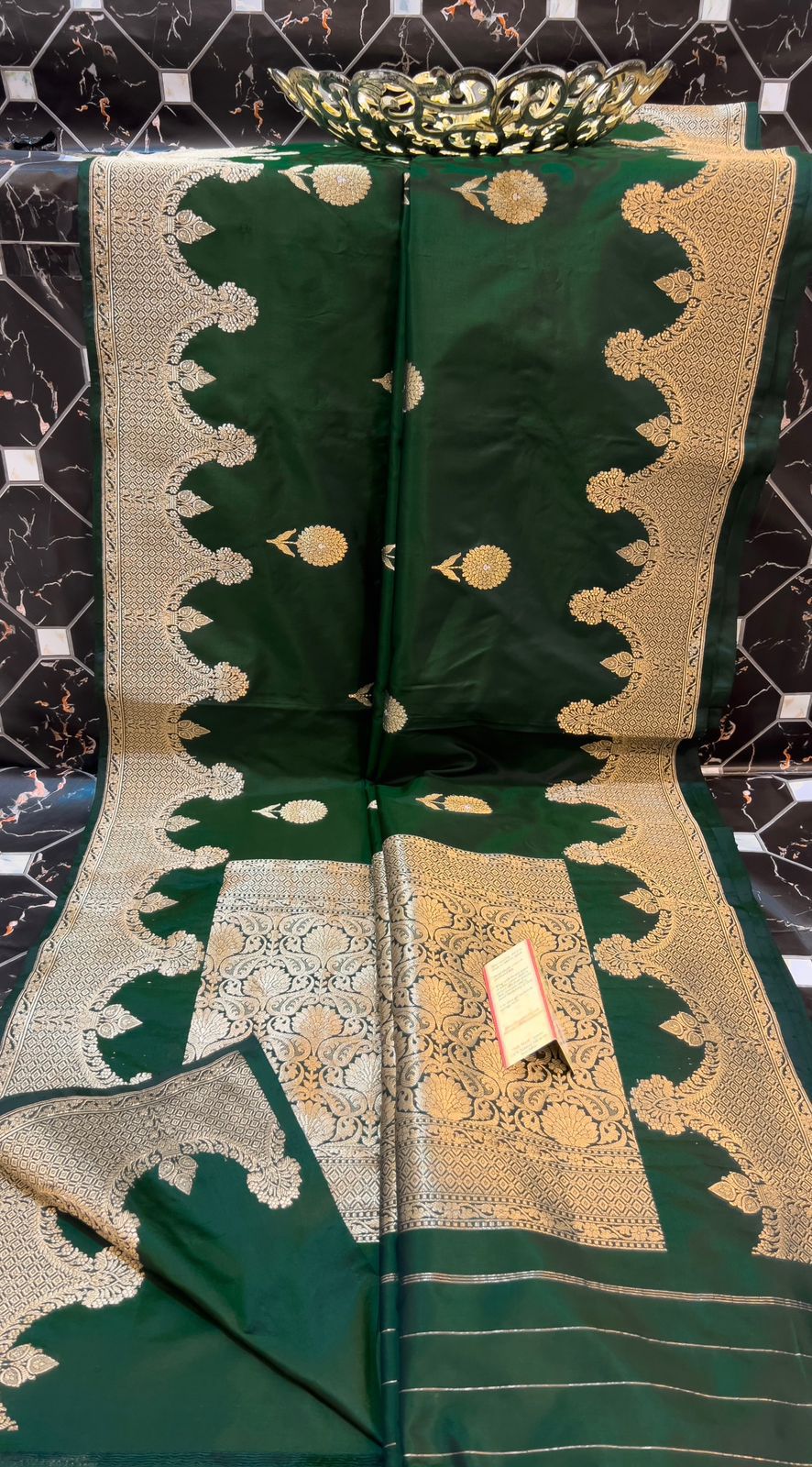 Exclusive Pure Katan Silk Handloom Saree
All-Over Alfi Boota | Kaduwa Border | Pista Zari Work
Rich Pallu | Running Blouse | Silk Mark Certified
Lightweight, Smooth & Soft