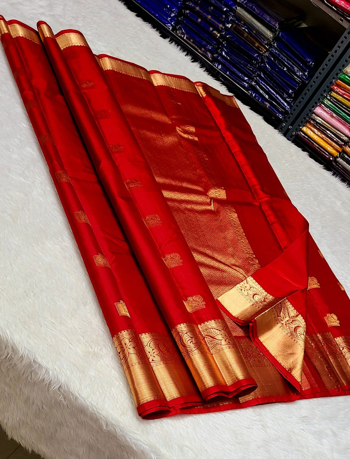 *100% PURE  Pure Silk KanjeevaramPURAM HANDWOVEN VERY PREMIUM QUALITY 1G SELF PATTERN SILK SAREES*

*1 GRAM GOLD PURE ZARI WEAVING*
*SILK MARK CERTIFICATE ATTACHED*

GOLD ZARI WEAVING PAKKKA HANDLOOM

EXCLUSIVE COLLECTION SUNDAY OFFER
