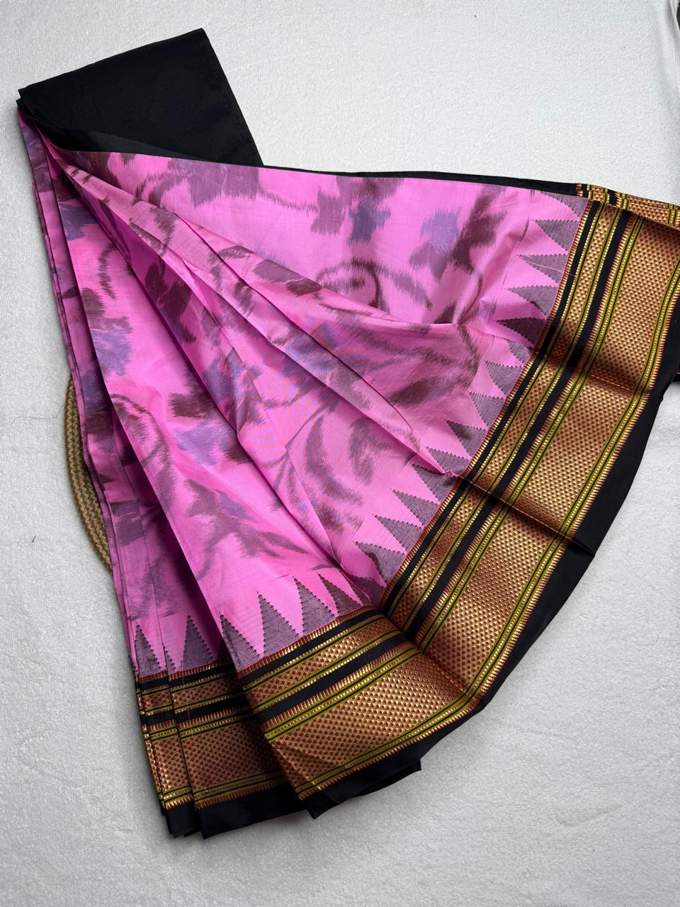Material - pure silk 
Border - chikki paras
Saree Name -ilkal pure silk horizontal and also vertical stripes jari with temple border saree
Pallu -silk pallu
Blouse -contrast
Handloom -yes
Saree length- 6.2