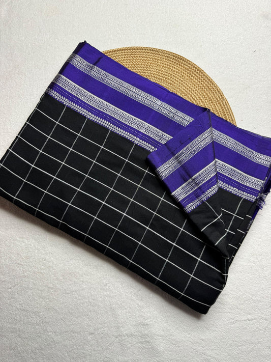 Cotton saree Chikki paras
Material - cotton by cotton 
Border - Chikki  border 
Saree Name - Ilkal cotton Chikki  sarees
Pallu - silk pallu 
Blouse -running
Handloom -yes
Saree length- 6.2
