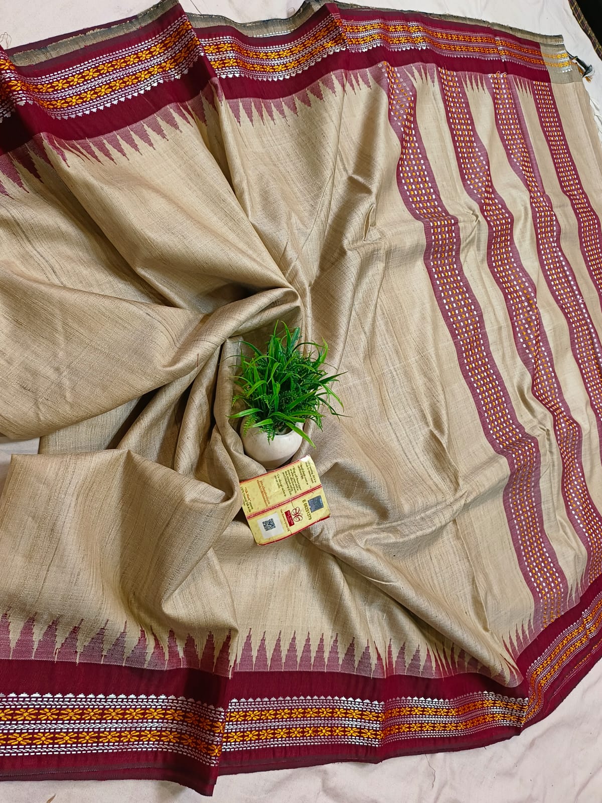 *100% pure tussar handloom vidarbha temple border saree with contrast blouse*
Pure tussar saree
Handloom weaved 
Best quality 