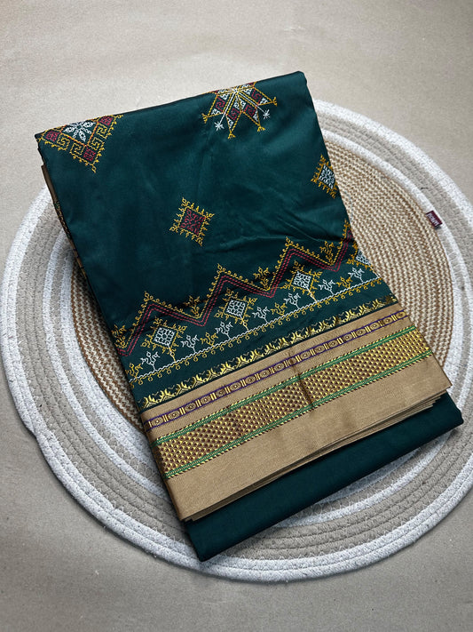 Material - shiny Maserised blended blended silk
Border - chikki paras
Saree Name -ilkal special kasuti saree
Pallu -patti pallu
Blouse -running 
Handloom -no
Saree length- 6.2