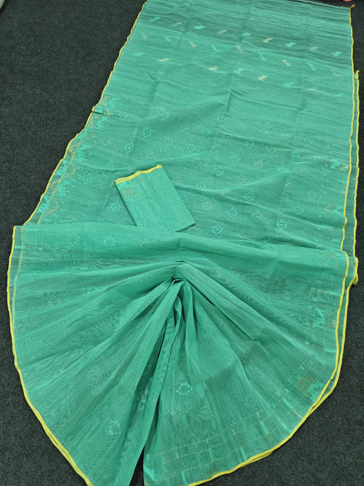 Authentic bangladesi 
half silk jamdani
With bp