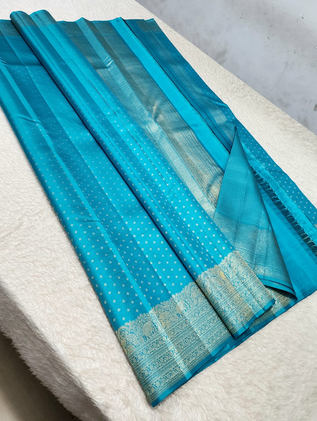 *100% PURE  KANCHIPURAM HANDWOVEN PREMIUM QUALITY 2G TURNING 10000 BUTTAS SILK SAREES*

*2 GRAM GOLD PURE ZARI WEAVING*
*SILK MARK CERTIFICATE ATTACHED*