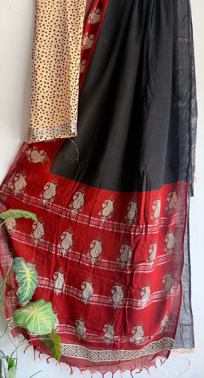 👌🏻Linen collection 👌🏻
.... *Hand* block printed linen saree with blouse.....
Size 6.5 with blouse
Natural dye n colour
 
Pure hand ( without screen print ) 