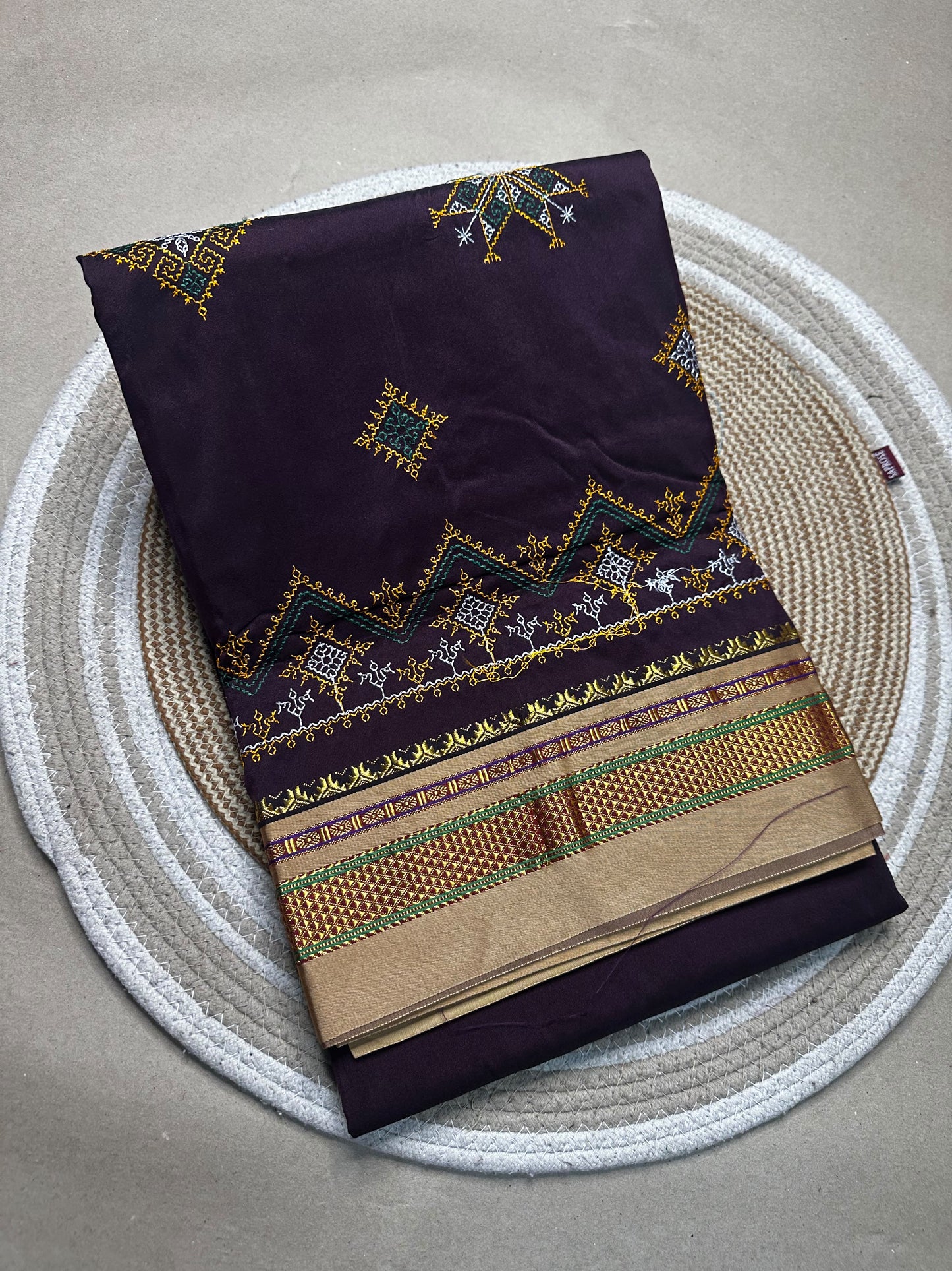 Material - shiny Maserised blended blended silk
Border - chikki paras
Saree Name -ilkal special kasuti saree
Pallu -patti pallu
Blouse -running 
Handloom -no
Saree length- 6.2