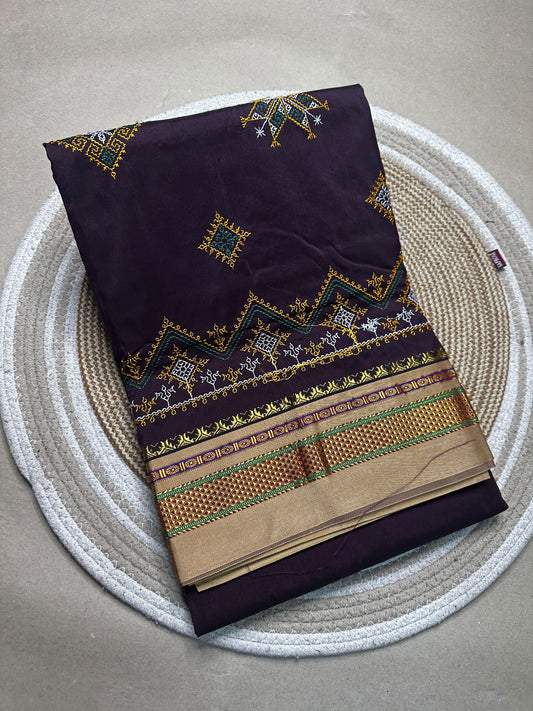 Material - shiny Maserised blended blended silk
Border - chikki paras
Saree Name -ilkal special kasuti saree
Pallu -patti pallu
Blouse -running 
Handloom -no
Saree length- 6.2