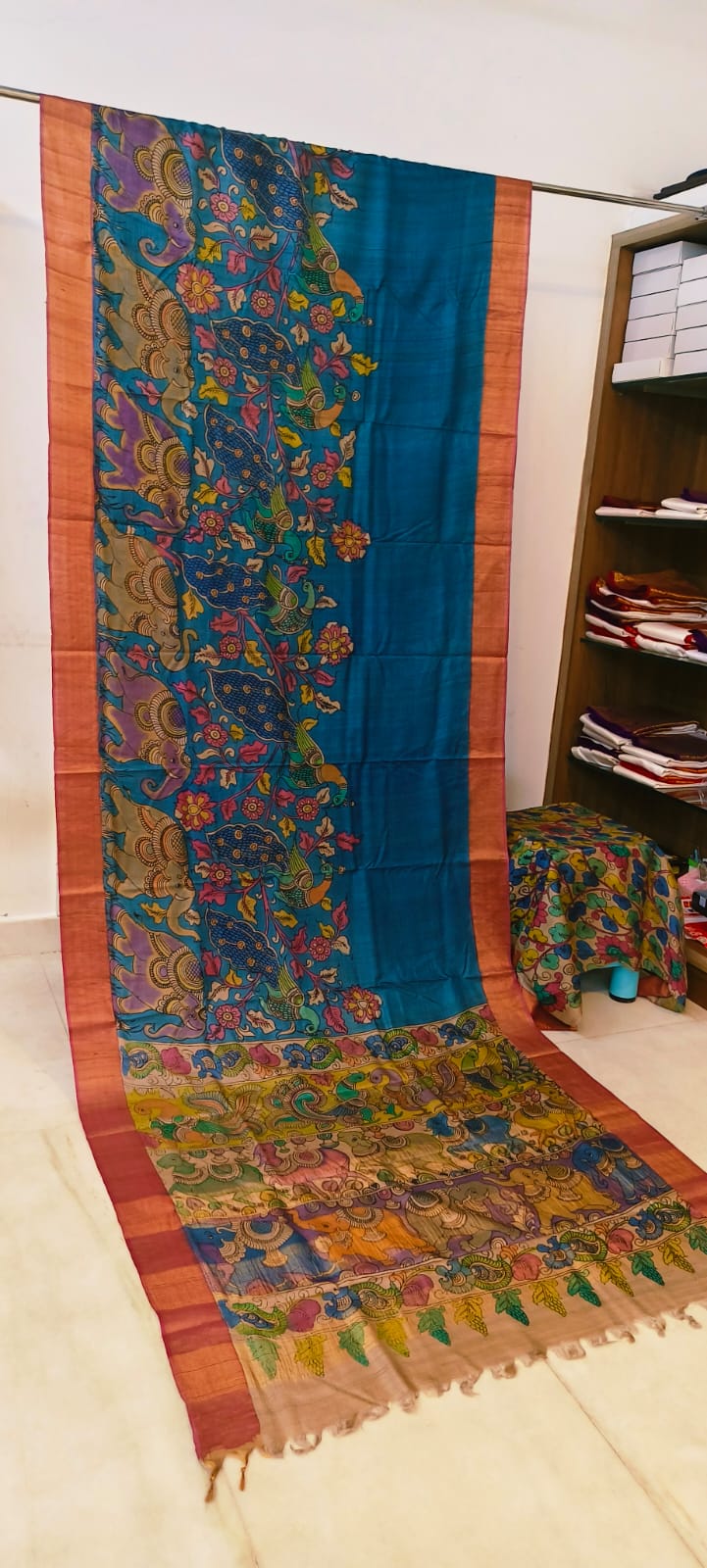 *Kalamkari on Tussar Silk*
*Pen kalamkari*
*Pure desi tusser silk and with hand painted sarees* 
*Length: 6.5 mtr*
*Width 45 inch*