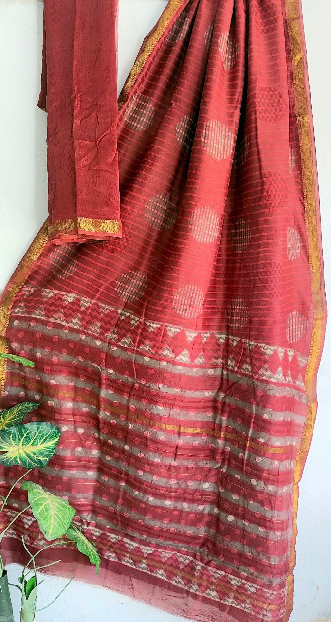 🍁Beautifully Crafted Maheshwari Silk Saree  collection🍁
 Specially Designed in Bagru  jahota rapid dabu hand block print
100% Natural Dye
Fabric : Maheshwari Silk 
Length : 5.5 Meters
Blouse Piece : 0.90 Meter
