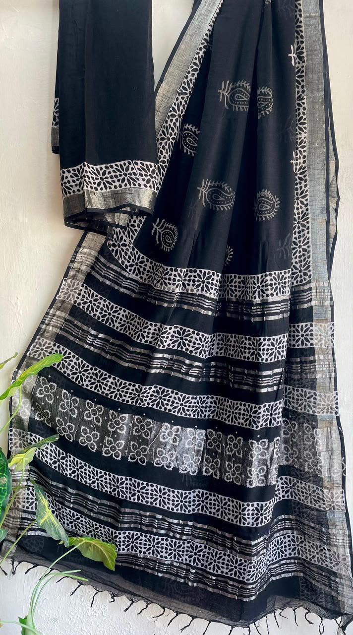 👌🏻Linen collection 👌🏻
.... *Hand* block printed linen saree with blouse.....
Size 6.5 with blouse
Natural dye n colour
 
Pure hand ( without screen print ) 