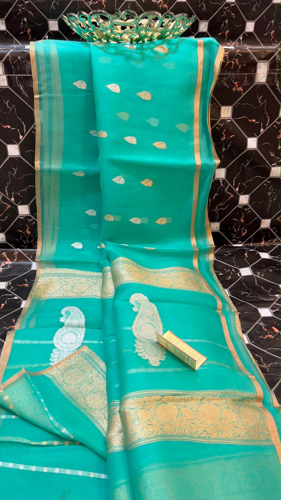 EXCLUSIVE HANDLOOM PURE KORA SILK

• Fancy Kora Silk
• Piping Kanji Border with Antique Zari
• Rich Pallu & Heavy Blouse
• Silk Mark Certified
• Smooth & Soft