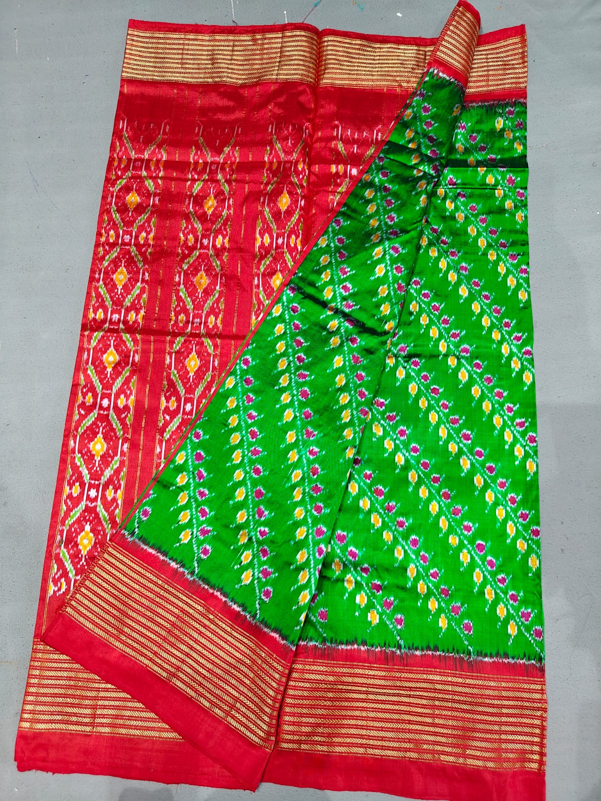 Latest and Exclusive 
*IKKAT SILK  SAREES*

👉🏻 *EXCLUSIVE   SPL DESIGN SAREES** 

Silk mark Certified 
Double weaving 


*Spl KADDI PET BORDER SAREES*
