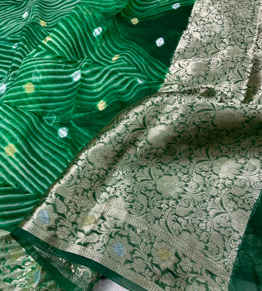 Pure Banarasi Kora Organza Arashi Dyed Saree ✨
Elegant handloom Kora silk with unique 
Arashi Shibori-inspired patterns. Lightweight, graceful & exclusive.