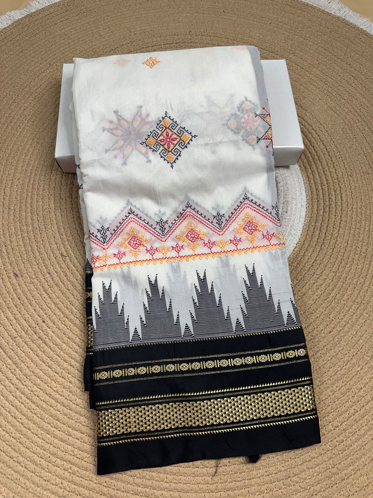 Material - Maserised cotton 
Border - Temple border, Chikki Paras
Saree Name -Tana warpa kasuti saree 
Pallu -Ilkal pallu
Blouse -contrast
Handloom -no
Saree length- 6.2