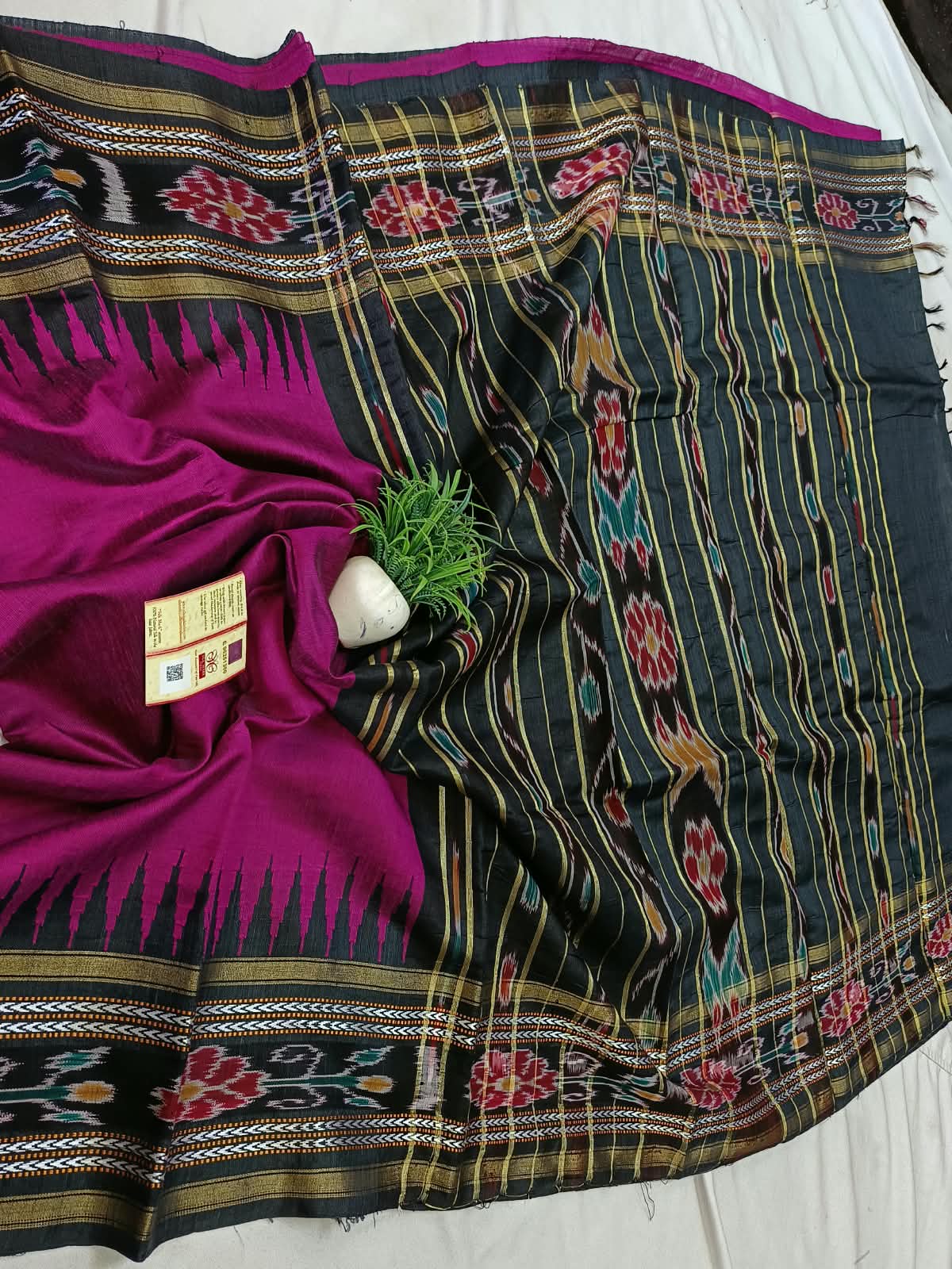 *Pure raw silk handloom Ikkat and vidarbha temple border saree with contrast blouse*
Pure raw silk saree
Silk mark certified
Handloom made
Best quality
