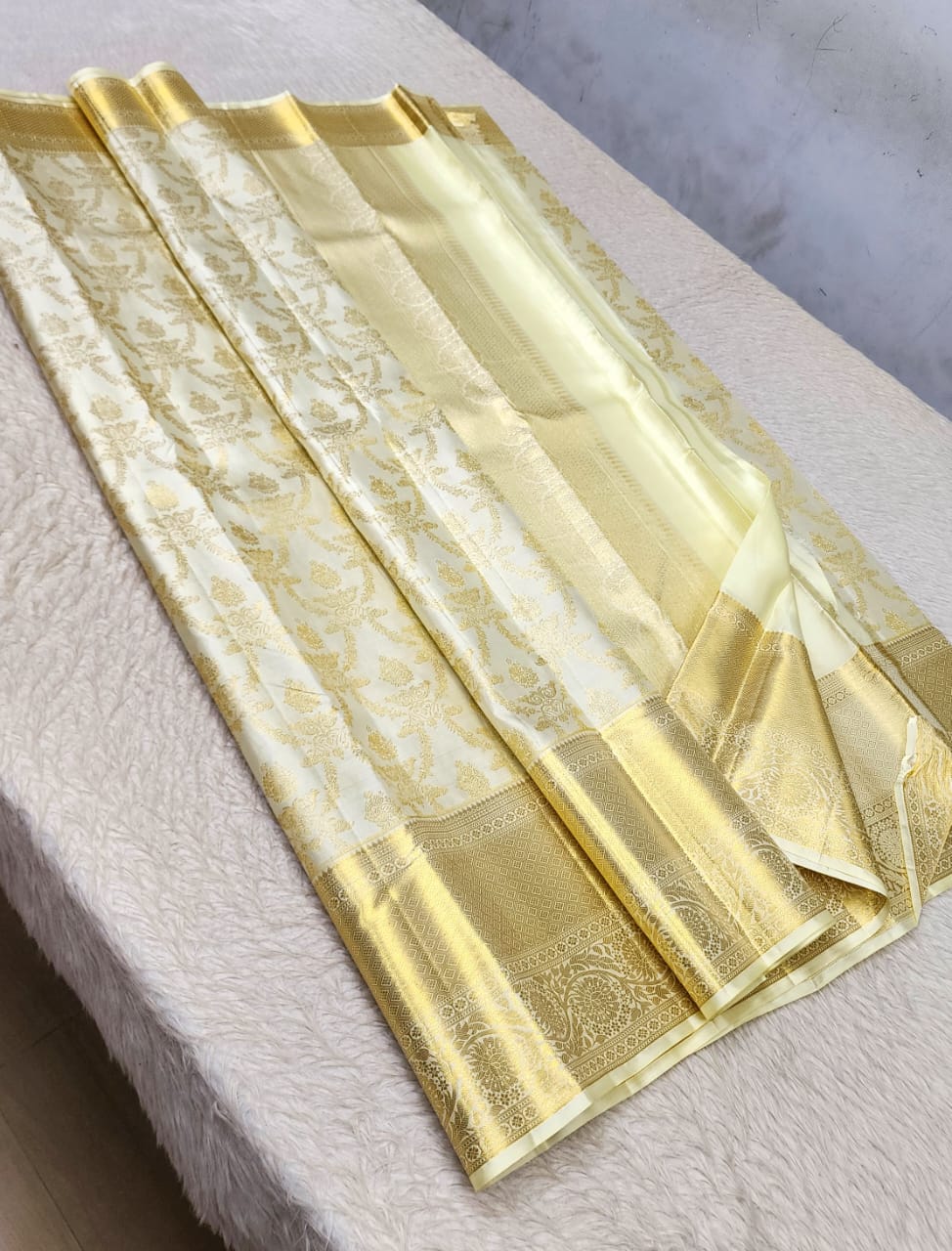 *100% PURE  KANCHIPURAM HANDWOVEN PREMIUM QUALITY 2G BRIDAL SILK SAREES*

*2 GRAM GOLD PURE ZARI WEAVING*
*SILK MARK CERTIFICATE ATTACHED*


CREAM COLOUR EXCLUSIVE SILK SAREES WEAVING