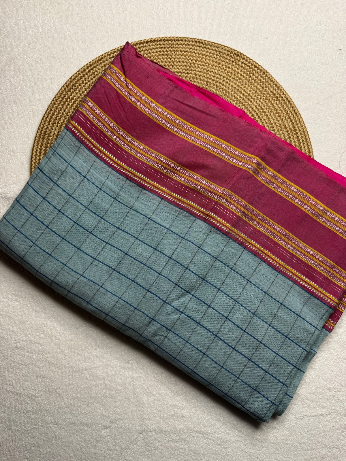 Cotton saree Chikki paras
Material - cotton by cotton 
Border - Chikki  border 
Saree Name - Ilkal cotton Chikki  sarees
Pallu - silk pallu 
Blouse -running
Handloom -yes
Saree length- 6.2
