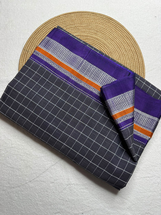 Cotton saree Chikki paras
Material - cotton by cotton 
Border - Chikki  border 
Saree Name - Ilkal cotton Chikki  sarees
Pallu - silk pallu 
Blouse -running
Handloom -yes
Saree length- 6.2

