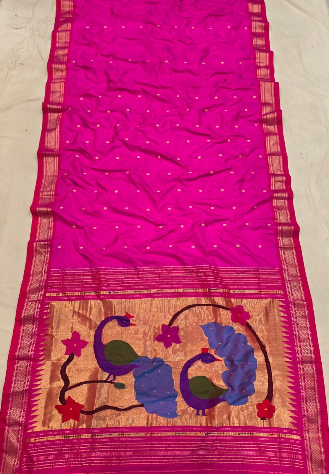*Yeola Paithani*
Pure Silk 
Fancy pallu 
💯 Handwoven 
Silkmark Certified 
Shoulder Buttis 
Quality Weaving 👌🏼 
With Running Blouse 
