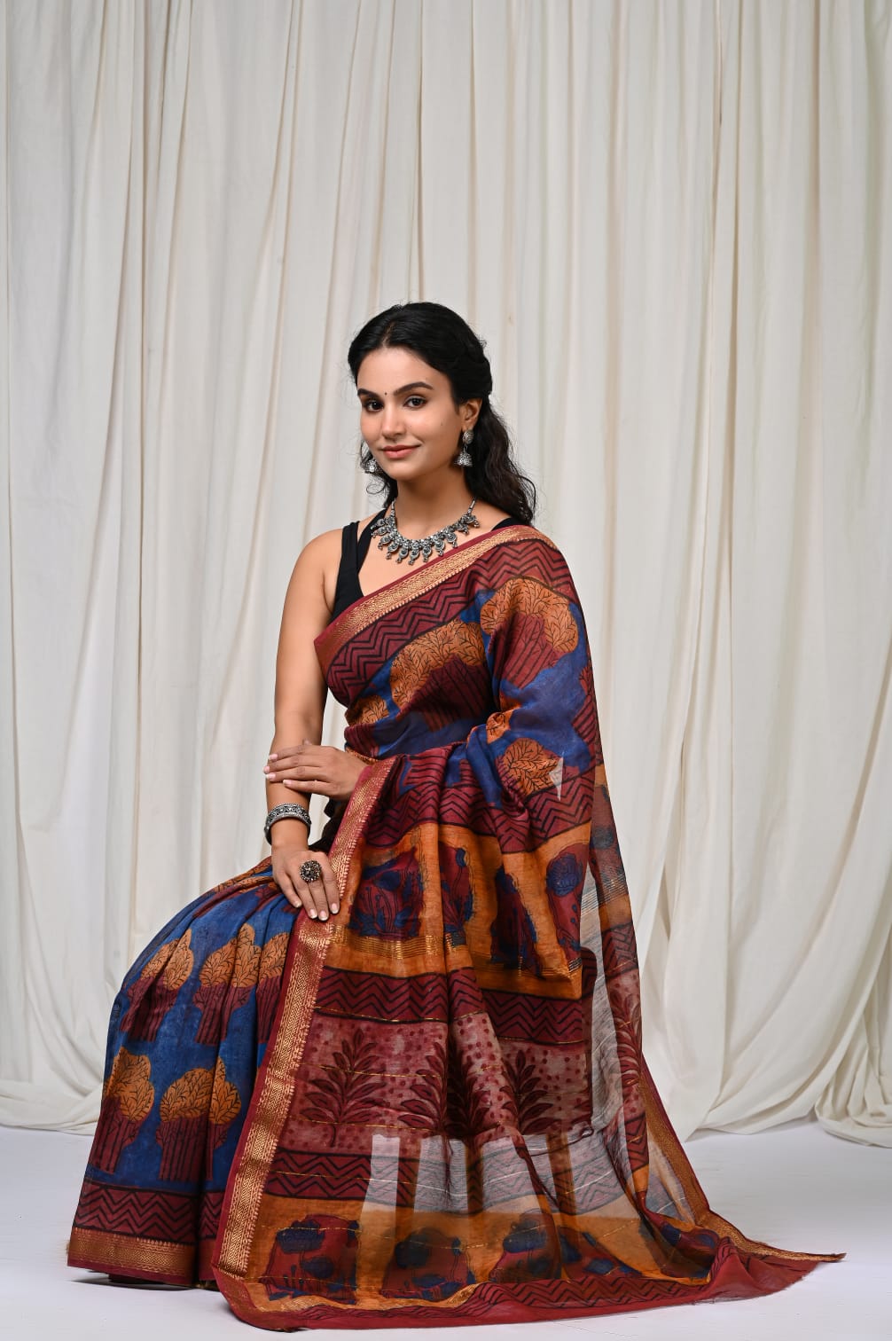 🍁new arrival🍁
Naspal pomegranate print 
👌Maheswari silk saree👌
Hand block printed Maheswari silk sarees with blouse
Size- 6.5 with blouse
Quality- silk by silk
Approx weight- 470 gram
👉Pure hand block
 