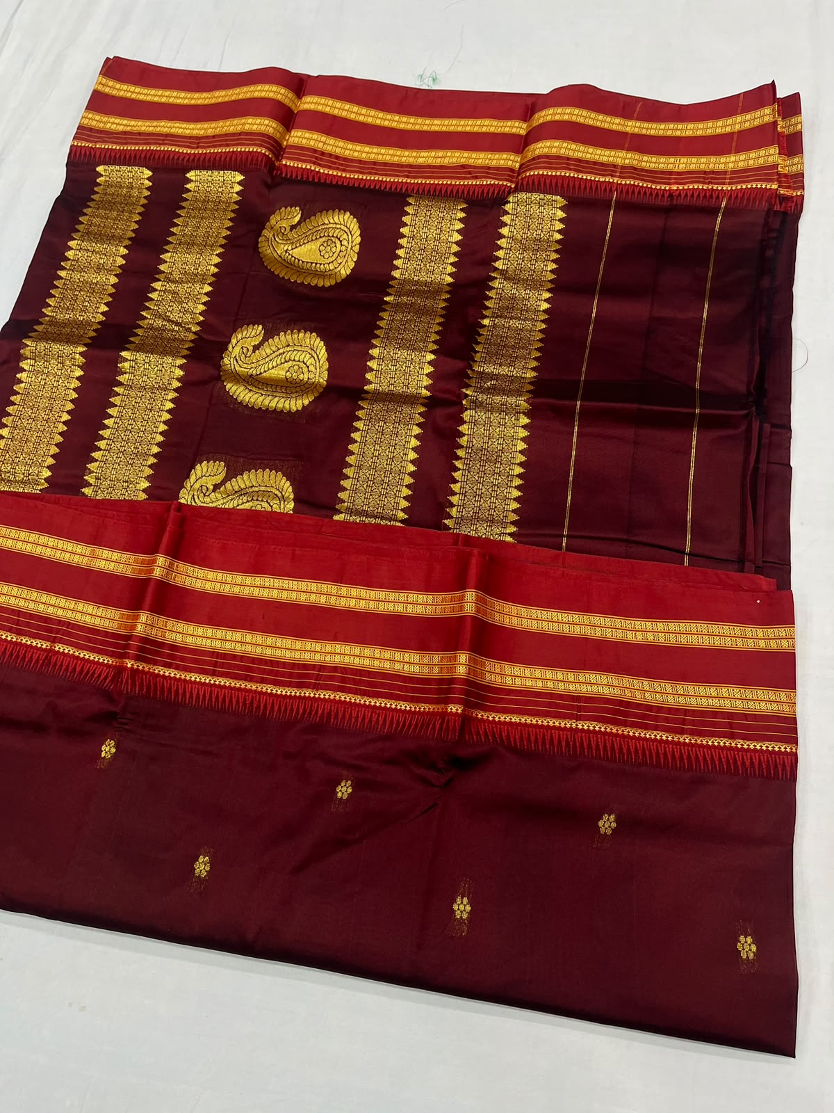 *Narayanpeth silk saree*
Running blouse 
Shoulder butti 
Pure silk
*Price: 6300/- + ship*