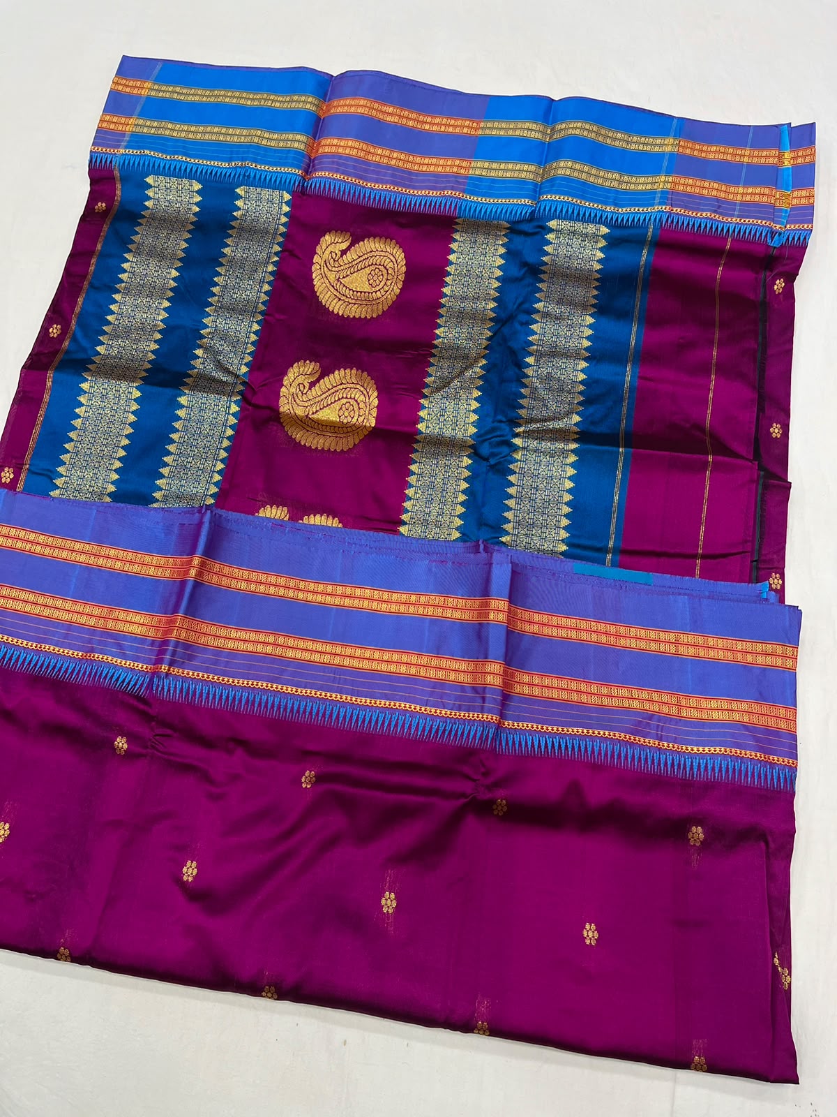 *Narayanpeth silk saree*
Running blouse 
Shoulder butti 
Pure silk
*Price: 6300/- + ship*