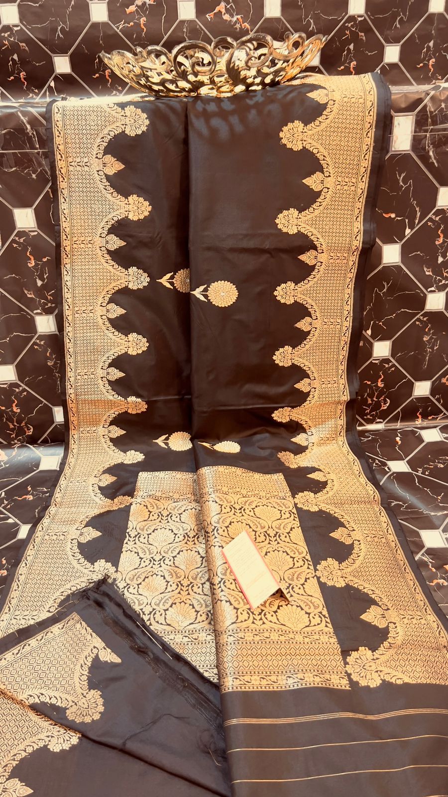 Exclusive Pure Katan Silk Handloom Saree
All-Over Alfi Boota | Kaduwa Border | Pista Zari Work
Rich Pallu | Running Blouse | Silk Mark Certified
Lightweight, Smooth & Soft