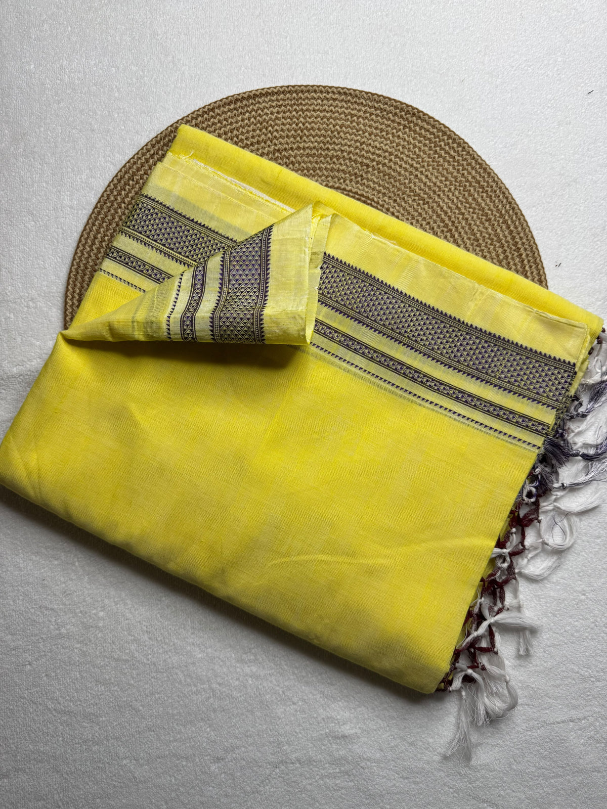 Cotton saree Chikki paras
Material - cotton by cotton 
Border - Chikki  border 
Saree Name - Ilkal cotton Chikki  sarees
Pallu - silk pallu 
Blouse -running
Handloom -yes
Saree length- 6.2

