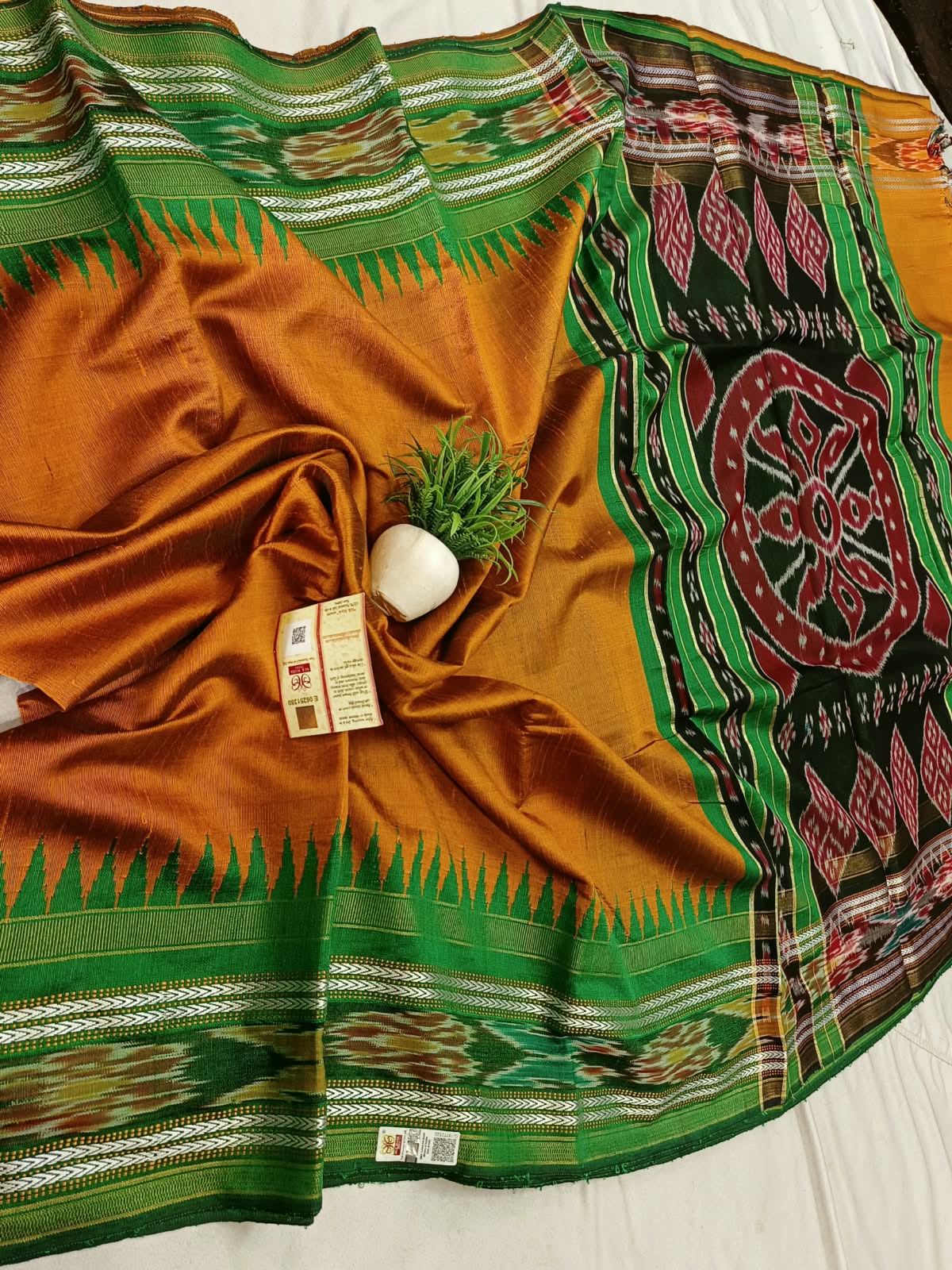 *Pure raw silk handloom Ikkat and vidarbha temple border saree with contrast blouse*
Pure raw silk saree
Silk mark certified
Handloom made
Best quality