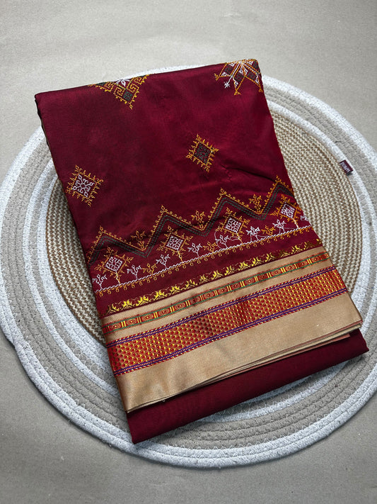 Material - shiny Maserised blended blended silk
Border - chikki paras
Saree Name -ilkal special kasuti saree
Pallu -patti pallu
Blouse -running 
Handloom -no
Saree length- 6.2