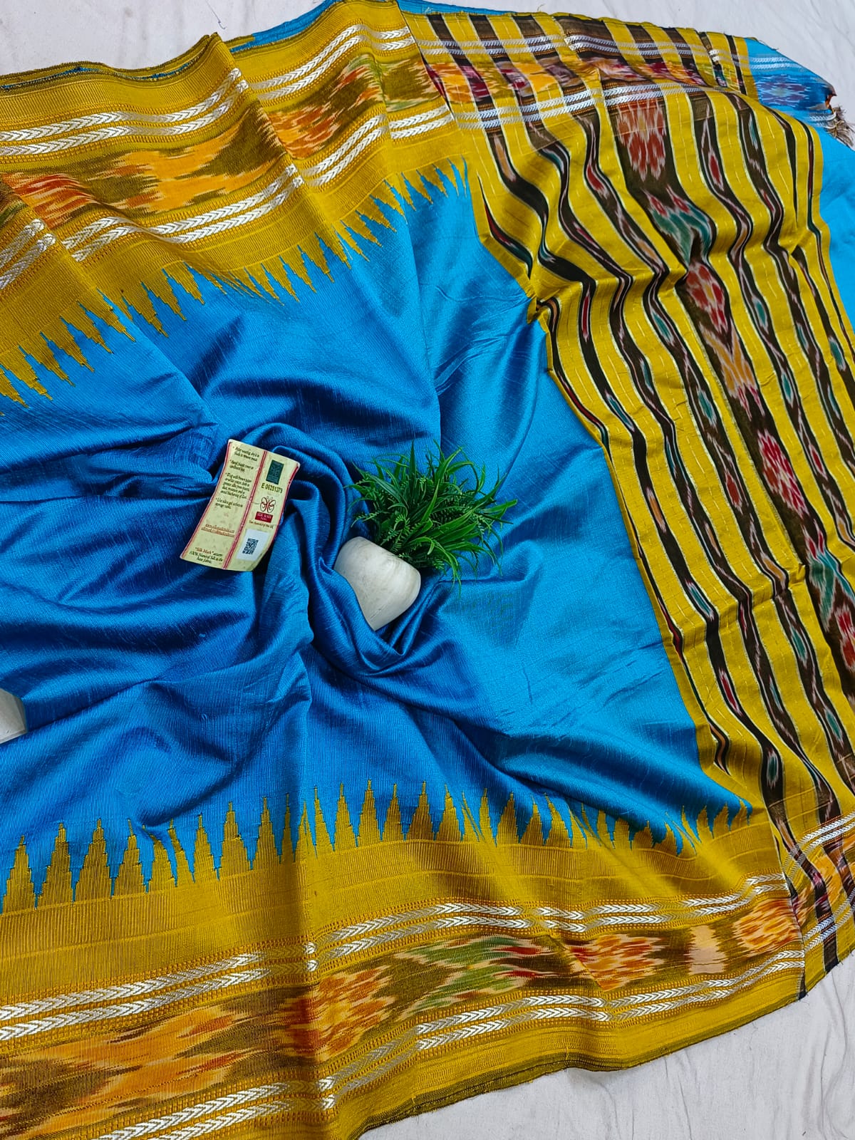 *Pure raw silk handloom Ikkat and vidarbha temple border saree with contrast blouse*
Pure raw silk saree
Silk mark certified
Handloom made
Best quality
Ready to despatch