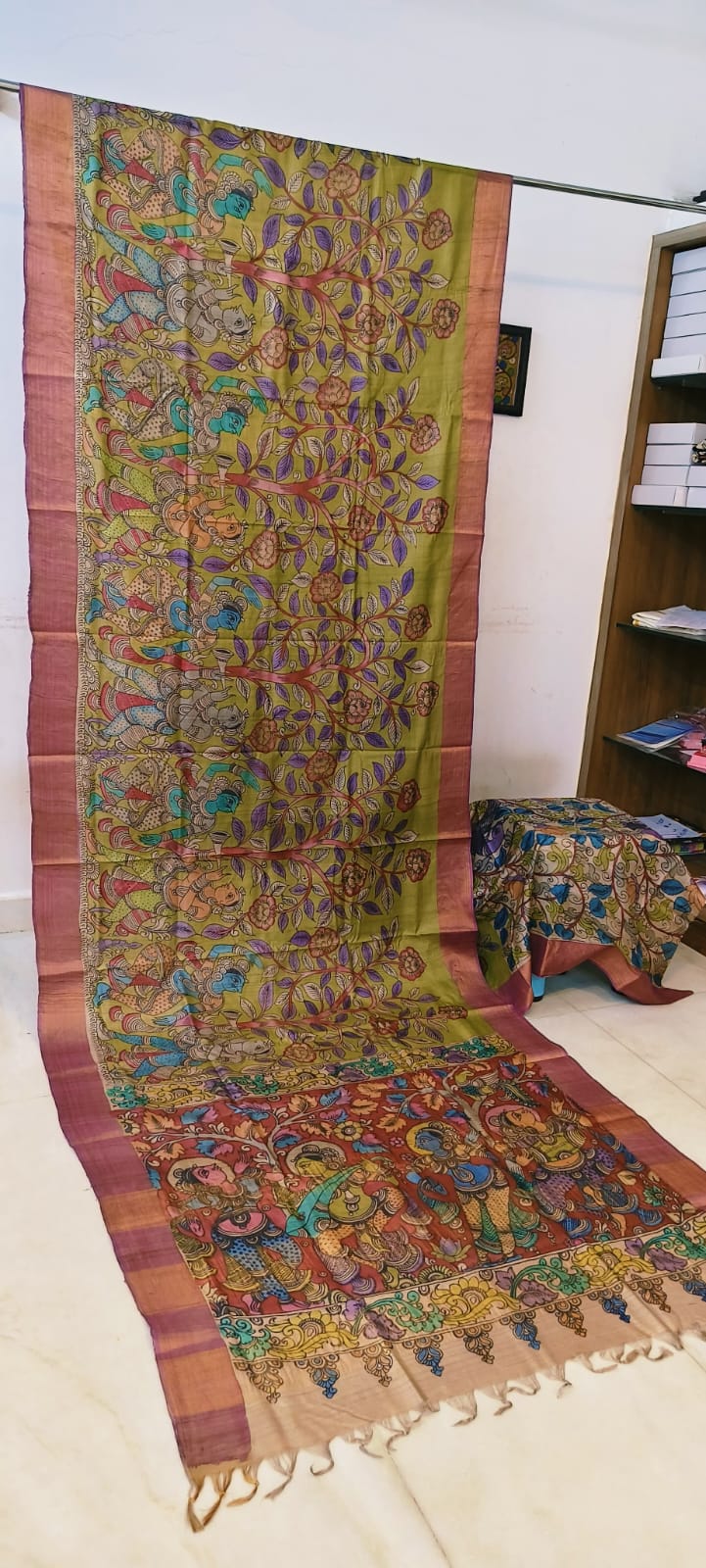 *Kalamkari on Tussar Silk*
*Pen kalamkari*
*Pure desi tusser silk and with hand painted sarees* 
*Length: 6.5 mtr*
*Width 45 inch*