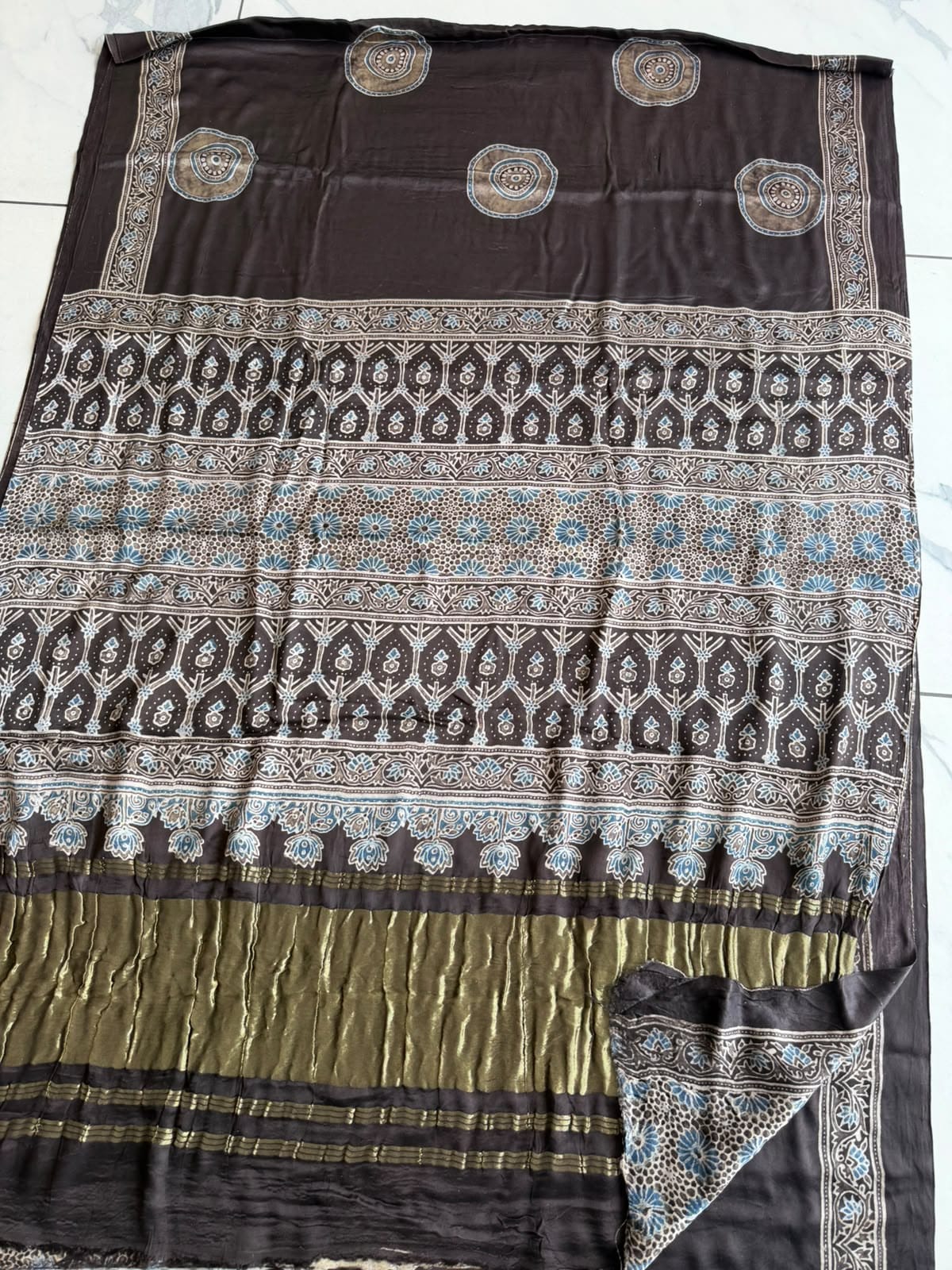 New Arrival Premium Modal Silk 2pc Suit
Top – Modal Silk (2.50 mtr)
Dupatta – Modal Silk (2.50 mtr)
Vanaspati Ajrakh
Kutch Ajrakh Elegant look | Premium Quality | Festive & Party Wear
