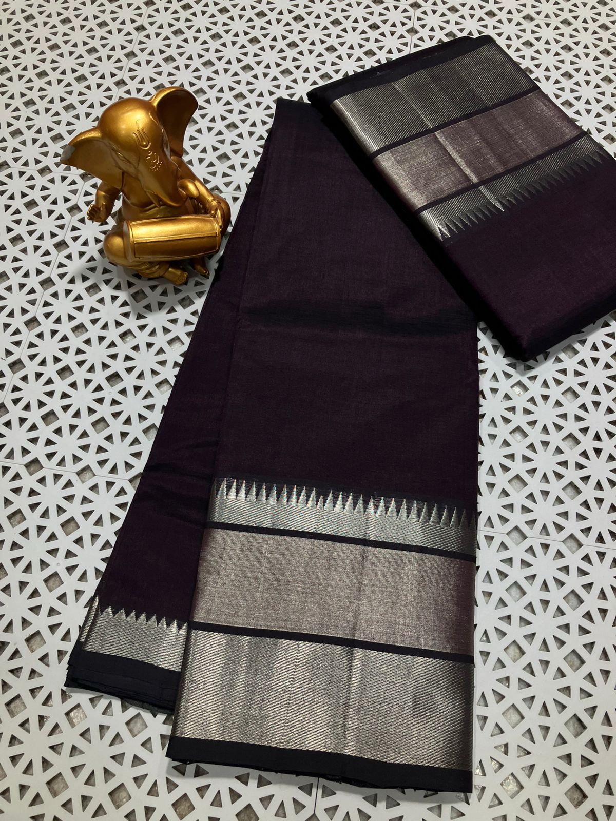 *Material*:Mangalagiri pure pattu by cotton

*Model*:250k jari border plain pure pattu sarees

Running pallu and blouse