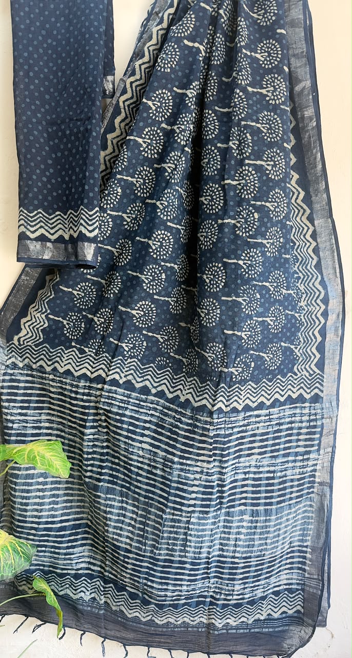 👌🏻Linen collection 👌🏻
.... *Hand* block printed linen saree with blouse.....
Size 6.5 with blouse
Natural dye n colour
 
Pure hand ( without screen print ) 
