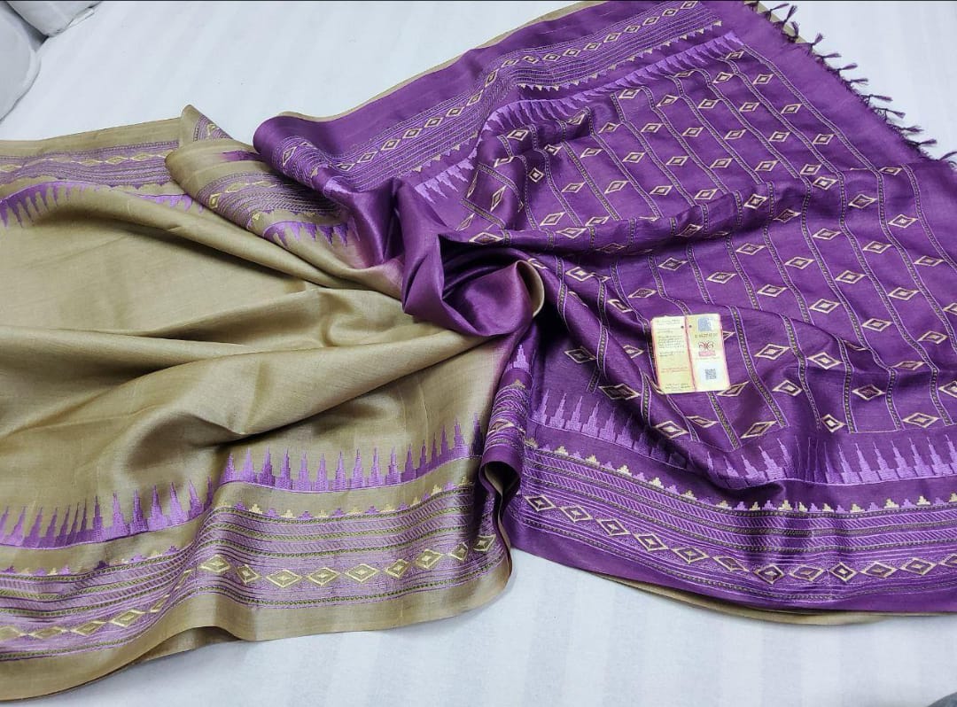 Pure tussar by  munga with beautiful temple embroidery design pallu and border silk handloom saree with blouse pc.
Available 
Best quality 
Silk mark tag 👈🏻
