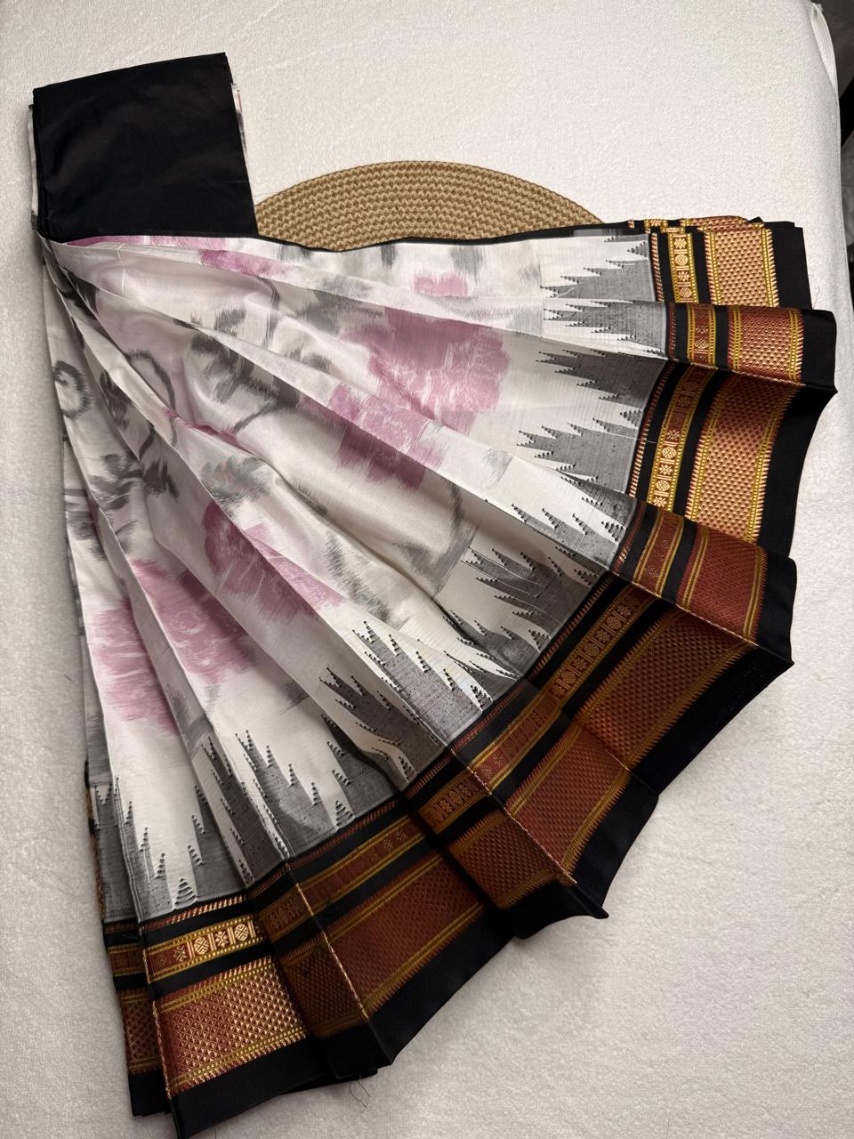 Material - pure silk 
Border - chikki paras
Saree Name -ilkal pure silk horizontal and also vertical stripes jari with temple border saree
Pallu -silk pallu
Blouse -contrast
Handloom -yes
Saree length- 6.2