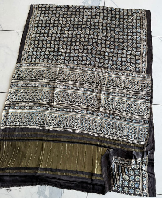 New Arrival Premium Modal Silk 2pc Suit
Top – Modal Silk (2.50 mtr)
Dupatta – Modal Silk (2.50 mtr)
Vanaspati Ajrakh
Kutch Ajrakh Elegant look | Premium Quality | Festive & Party Wear
