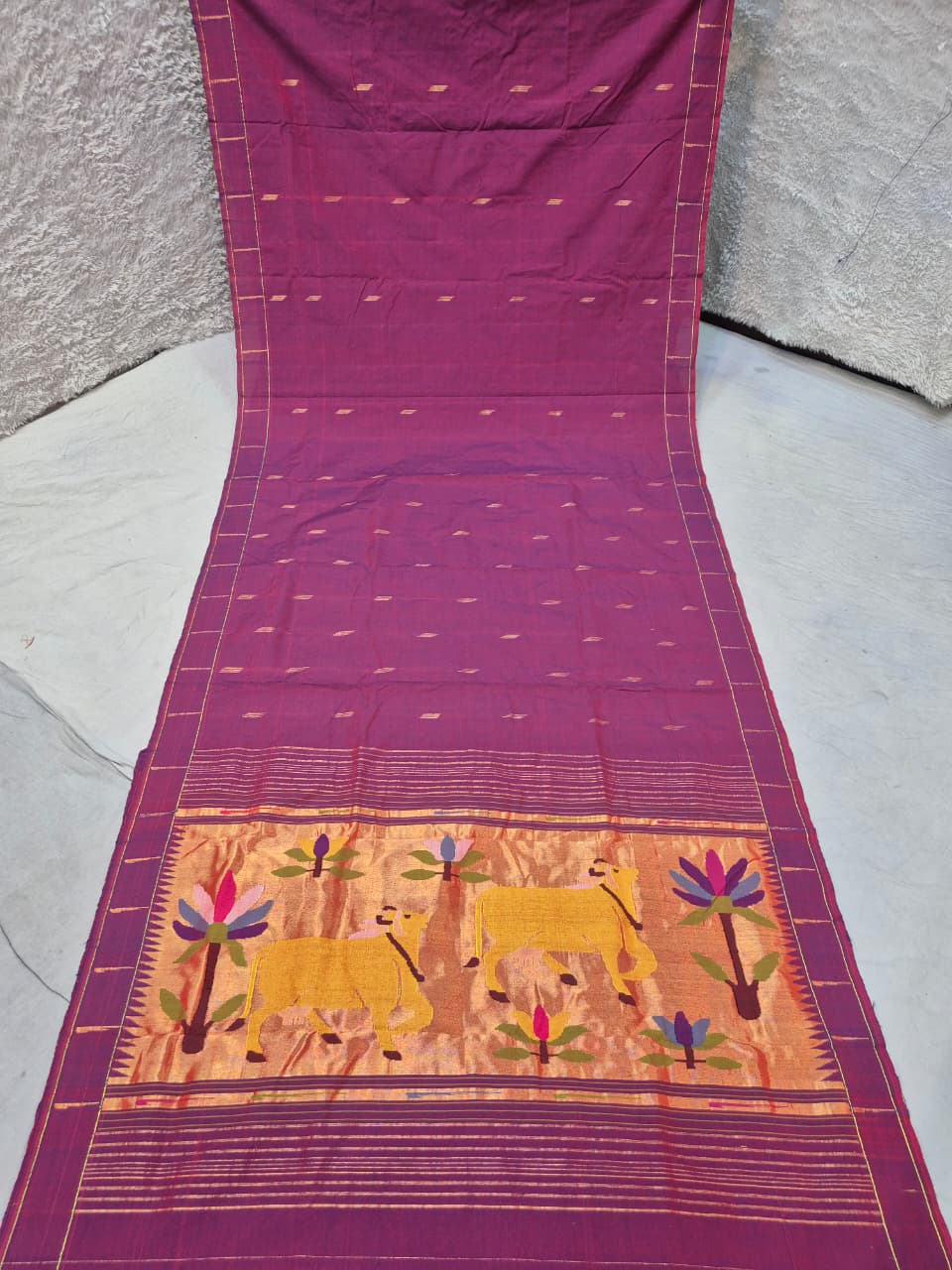 Ek muniya 
cotton handwoven
 paithanis
