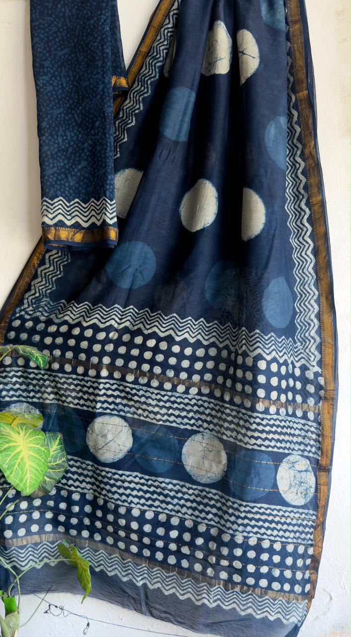 🍁Beautifully Crafted Maheshwari Silk Saree  collection🍁
 Specially Designed in Bagru  jahota rapid dabu hand block print
100% Natural Dye
Fabric : Maheshwari Silk 
Length : 5.5 Meters
Blouse Piece : 0.90 Meter