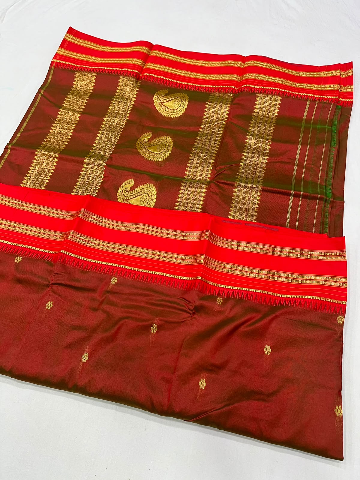 *Narayanpeth silk saree*
Running blouse 
Shoulder butti 
Pure silk
*Price: 6300/- + ship*