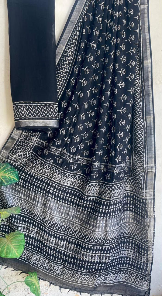 👌🏻Linen collection 👌🏻
.... *Hand* block printed linen saree with blouse.....
Size 6.5 with blouse
Natural dye n colour
 
Pure hand ( without screen print ) 