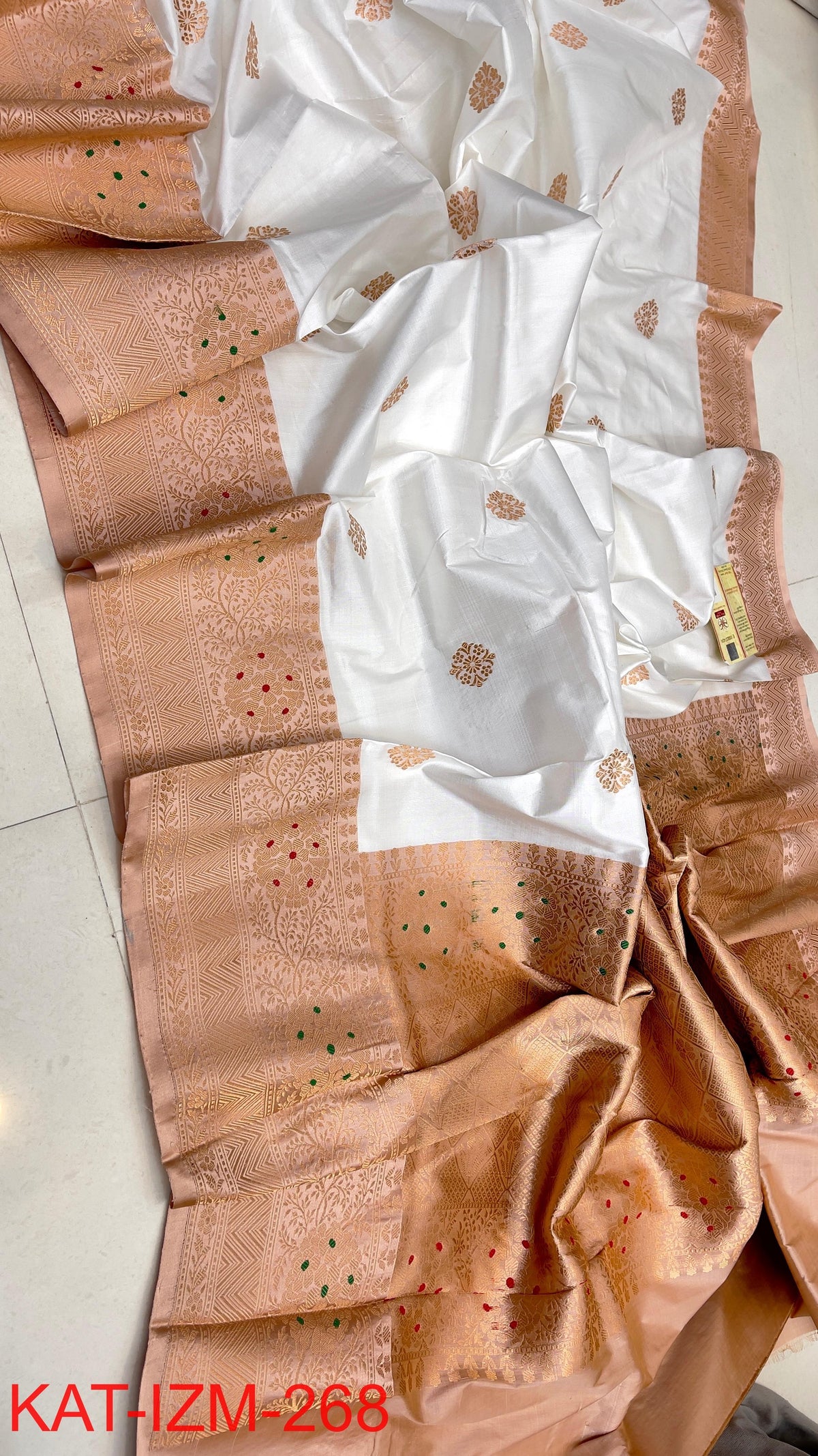 
Pure Handloom banarasi KATAN **Checks +Meenakari* SAREE
*KATAN Checks + Meenakari*
Silk Sarees with antique Jari 
*Rich Pallu
*  Blouse with Border
* Smooth & Soft Fabric