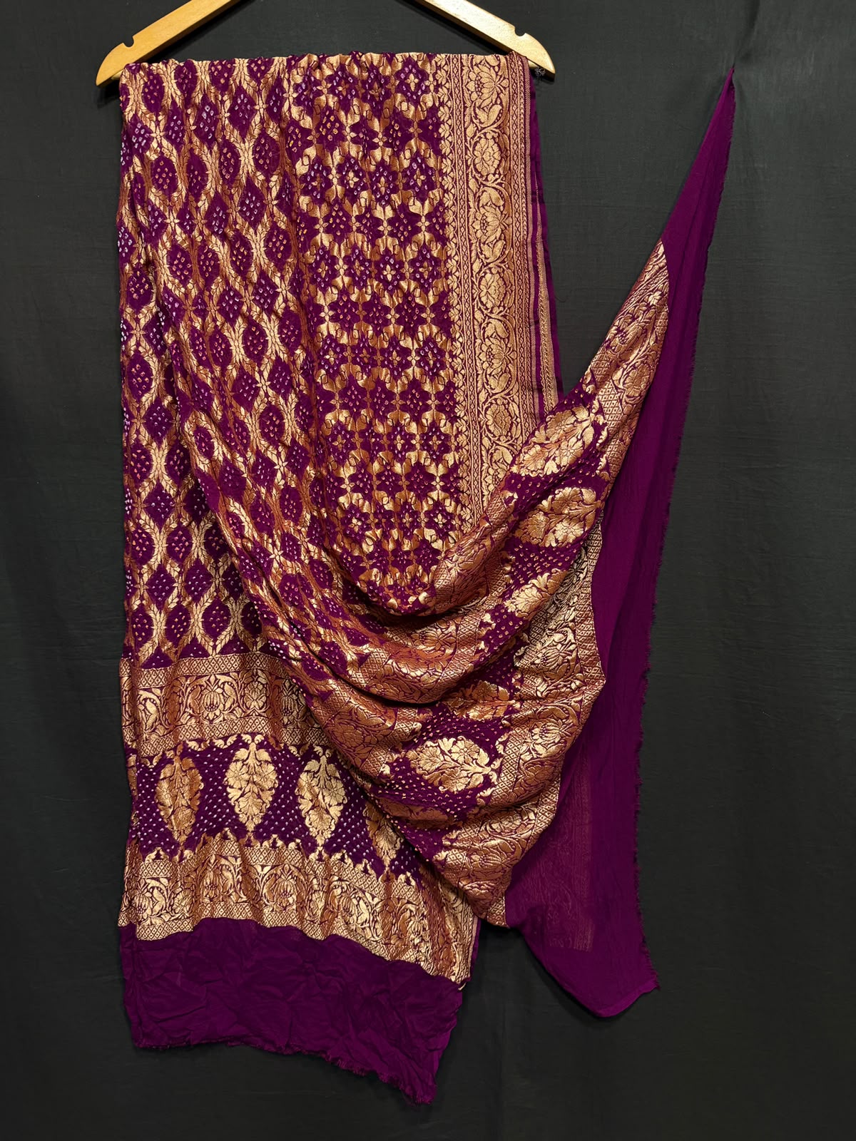 **Nim Zari Bandhej Dupatta**
- **Fabric:** handwoven Georgette
- **Design:** Beautiful Bandhej, Real Nimzari
- **Quality:** Best quality & colour 
- ** colour:** pastel & Dark
**Description:**
- **Length:** 2.50 meters, full length
- **Use:** Dress & Lehenga Choli Dupatta