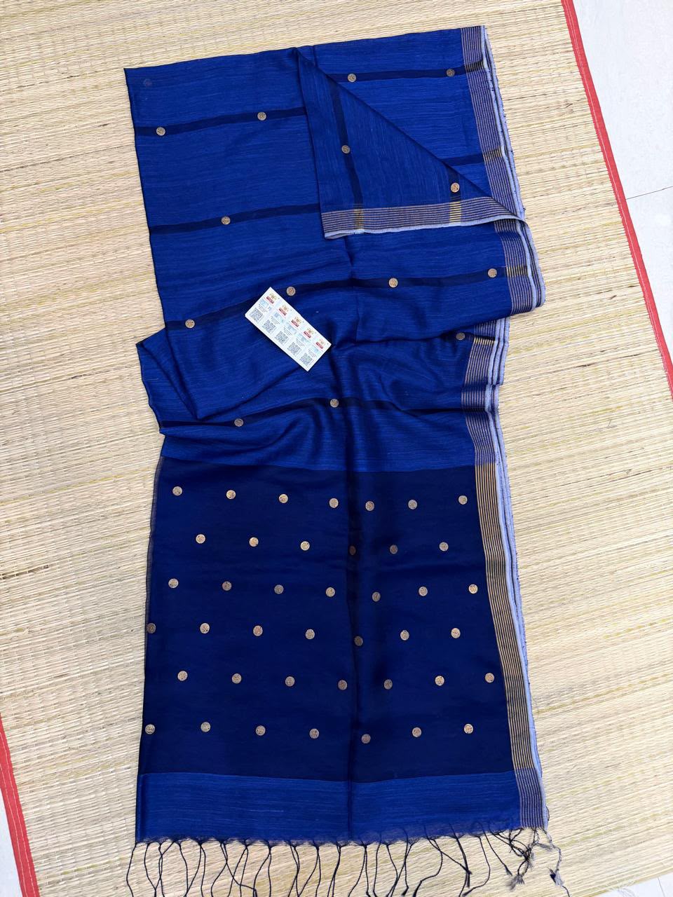 *Item Nam*- Authentic Pure Matka Handloom Silk Mark. Certified Jamdani    
*with Government Silk Mark Tag*
*Metirials*- Reshom Matka
*BP*- Running 
