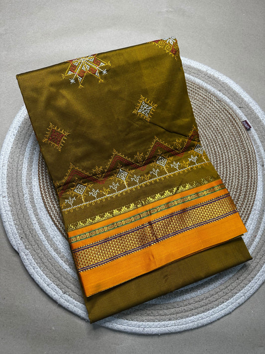 Material - shiny Maserised blended blended silk
Border - chikki paras
Saree Name -ilkal special kasuti saree
Pallu -patti pallu
Blouse -running 
Handloom -no
Saree length- 6.2