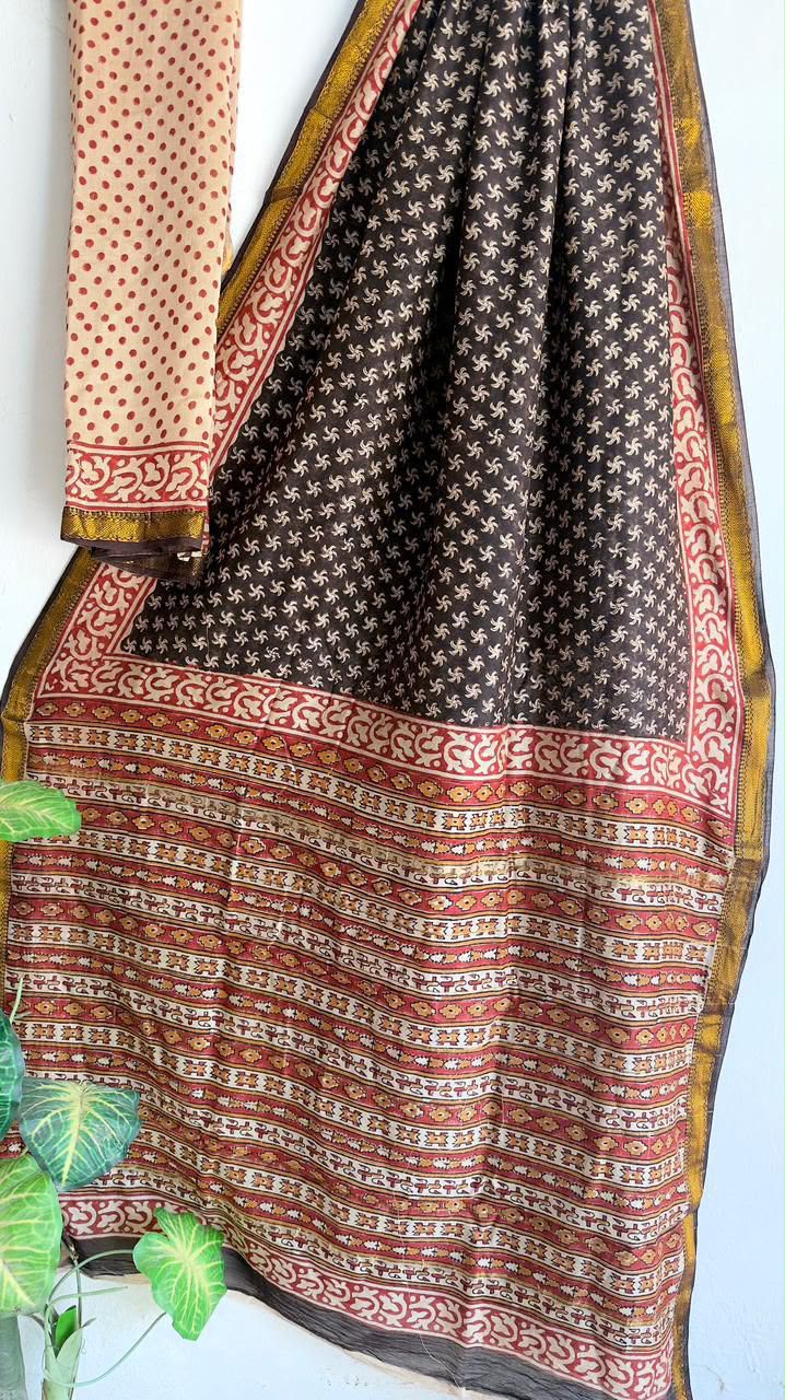 🍁Beautifully Crafted Maheshwari Silk Saree  collection🍁
 Specially Designed in Bagru  jahota rapid dabu hand block print
100% Natural Dye
Fabric : Maheshwari Silk 
Length : 5.5 Meters
Blouse Piece : 0.90 Meter